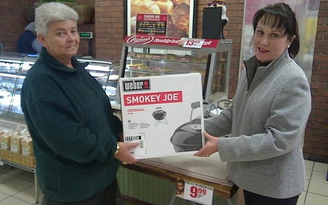 Mev Anna van Dyk van Gansbaai is die gelukkige wenner van 'n Smokey Joe Weberbraai